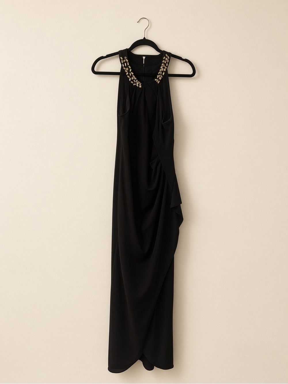 SLNY Black Jeweled Keyhole Gown – Size 8
Black sleeveless evening gown